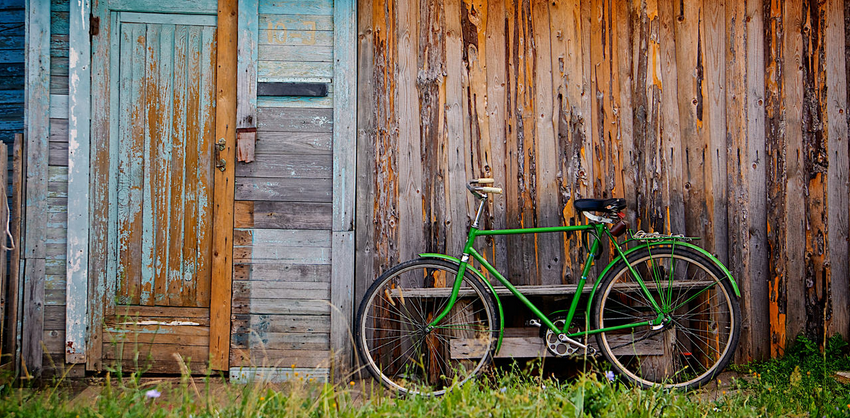 En este momento estás viendo Old wooden wall and green bicycle